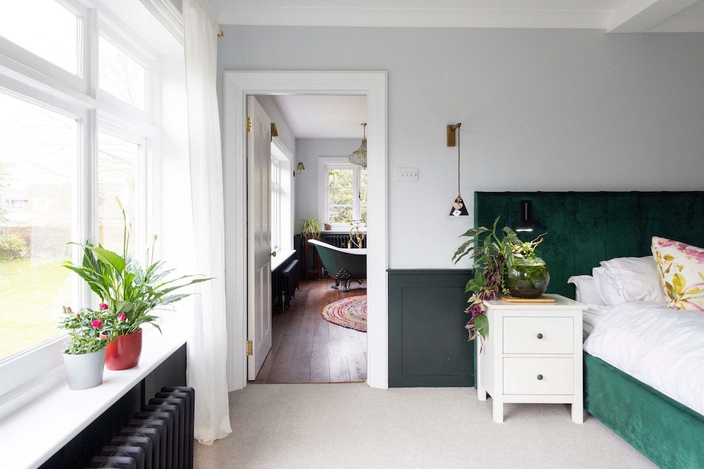 Country Retreat - Sleeps 14 - Large Garden