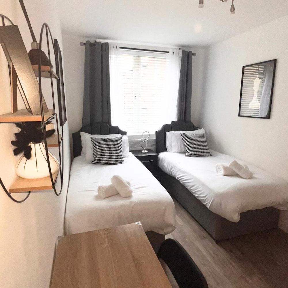 City Retreat Birmingham - Modern 2 Bed Apartment view 5