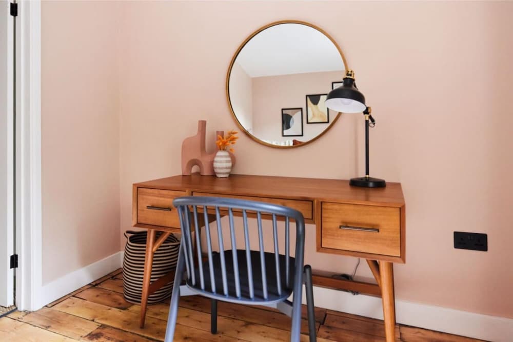 The Langthorme Park Place - Trendy 3bdr House With Garden and Study Room