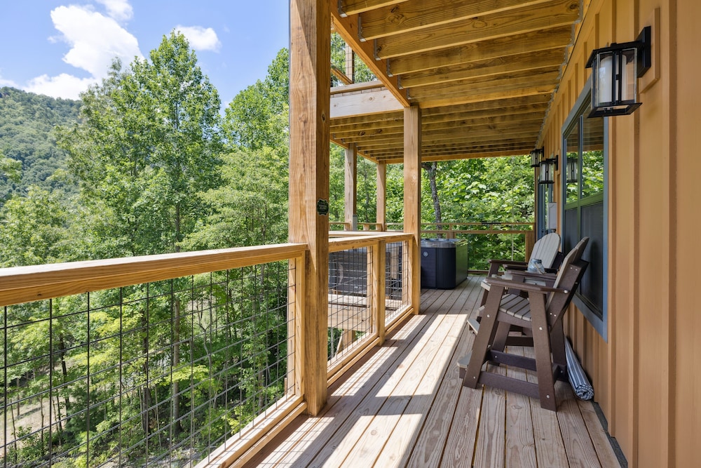 Bear Cheeks 4 Bedroom Cabin