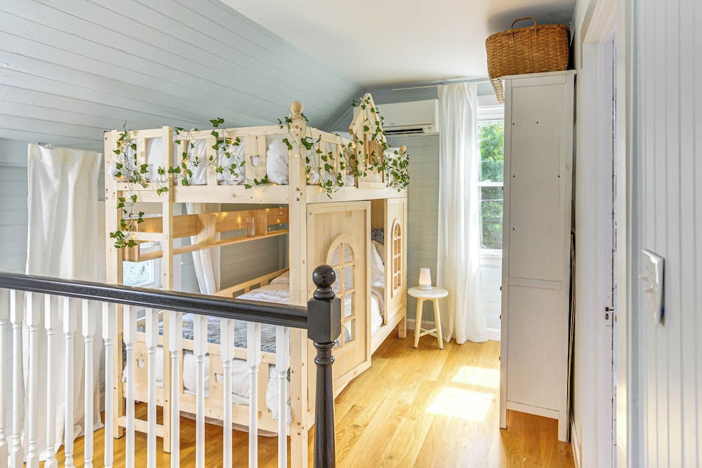 Private Heated Pool: Family Cottage in Plymouth!