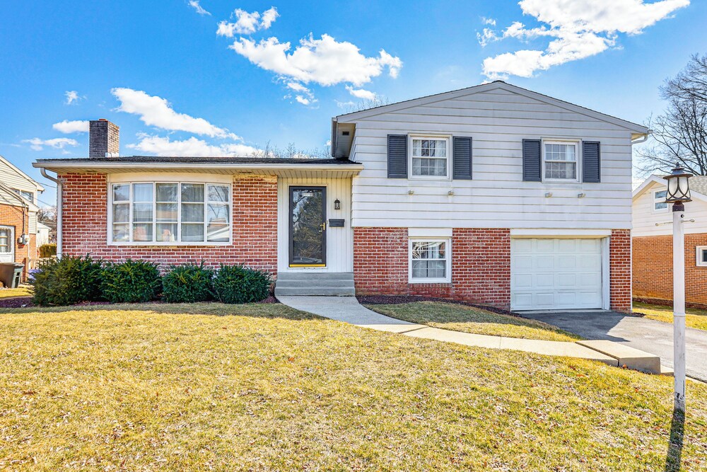3 Mi to Berkshire Mall: Suburban Stay w/ Yard!