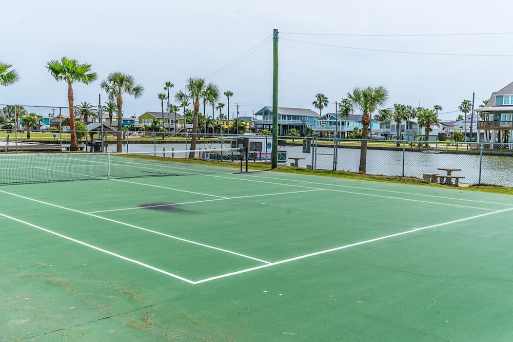 Sunny Daze Walk to Beach 2 Decks Pet Friendly