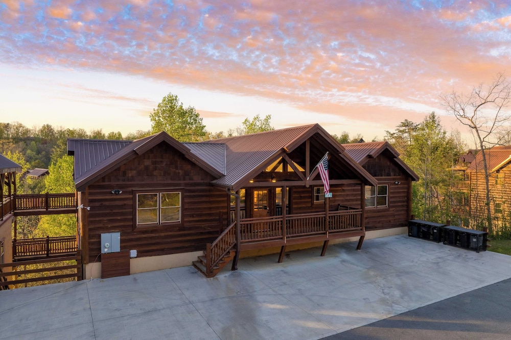 Dolly's Lodge by Avantstay Sleeps 28 - Luxe Smokies Cabin Game Room, Hot Tub, Views, Near Attractions