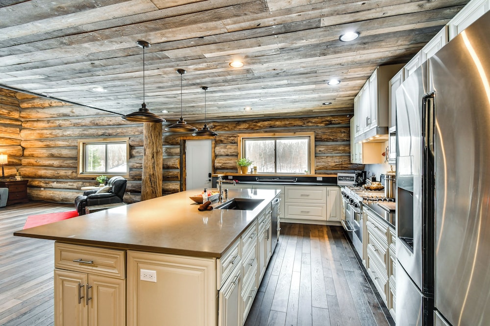 Perfect for Families: Custom-built Harrison Cabin!
