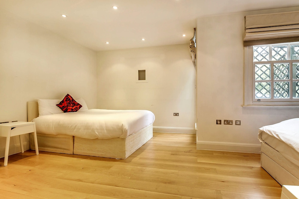 Pont Street Mews Townhouse