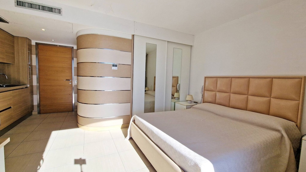 Penthouse Le Vele Sea View 2 Sleeps Air-conditioned