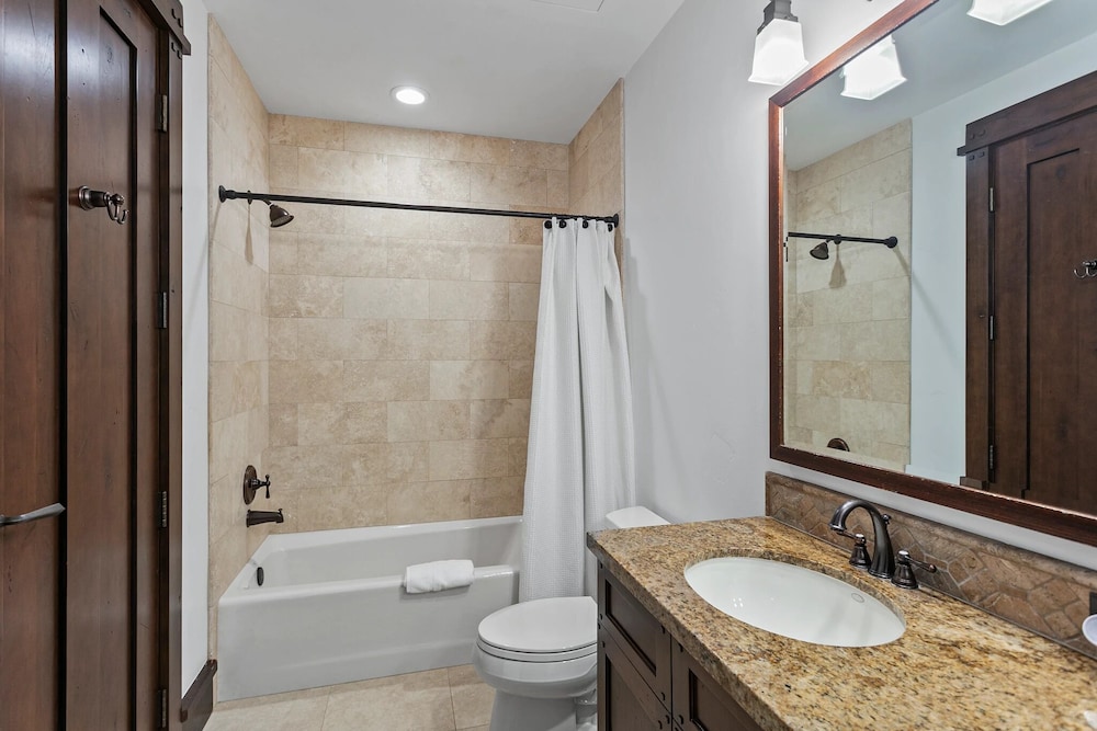 Arrowleaf Lodge at Deer Valley Resort - Three Bedroom Residence #110 3 Condo