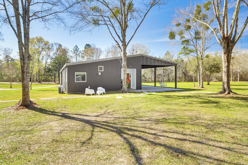 Porch w/ Swing & Kayaks: Rural Mississippi Retreat