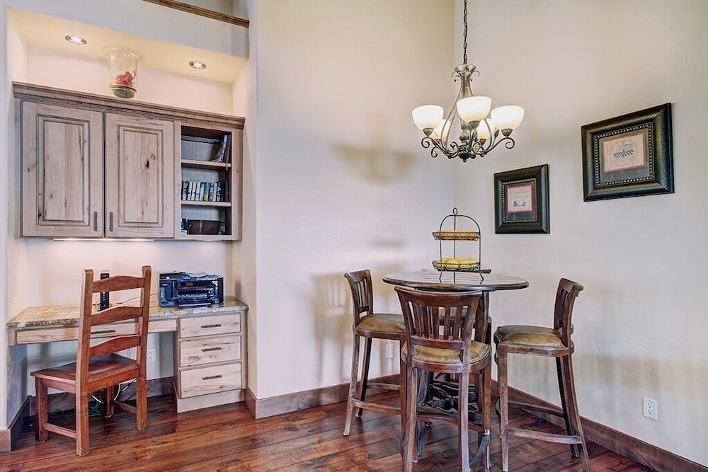 Mountain Majesty Manor 5 Bedroom Home by RedAwning