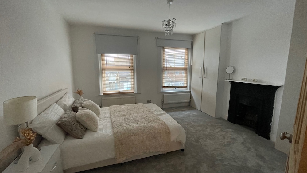 House - Sleeps 6 - Garden - Parking