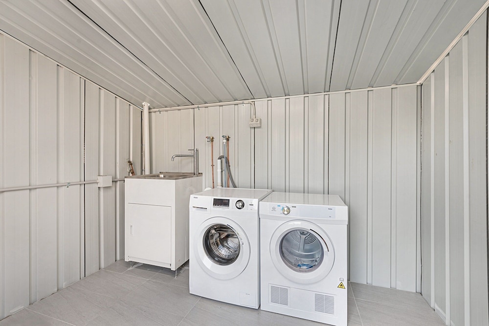 Gorgeous 3-bed House With Spacious Shared Backyard