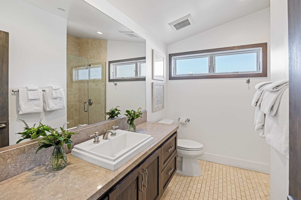200 East Balboa Oceanview Rooftop Steps to Sand, Pier, Boardwalk & Dining