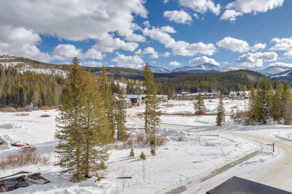 Rooftop Hot Tub + Views: Townhome in Winter Park