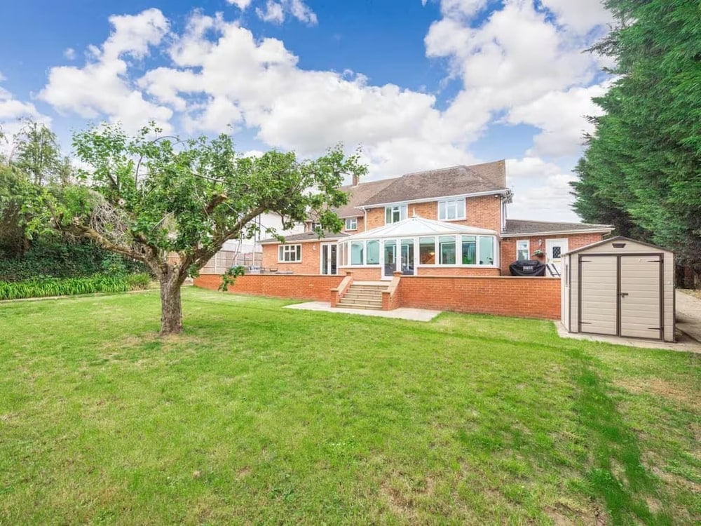 6 Bed House - Sleeps 11 - Pets - Garden - Parking