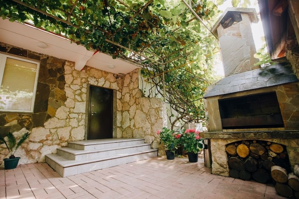 Laura Guest House