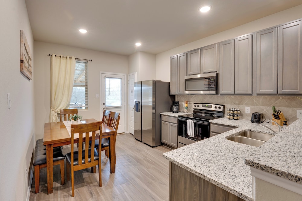 6 Mi to Lackland Afb: Hot Tub, Pool & Game Room!