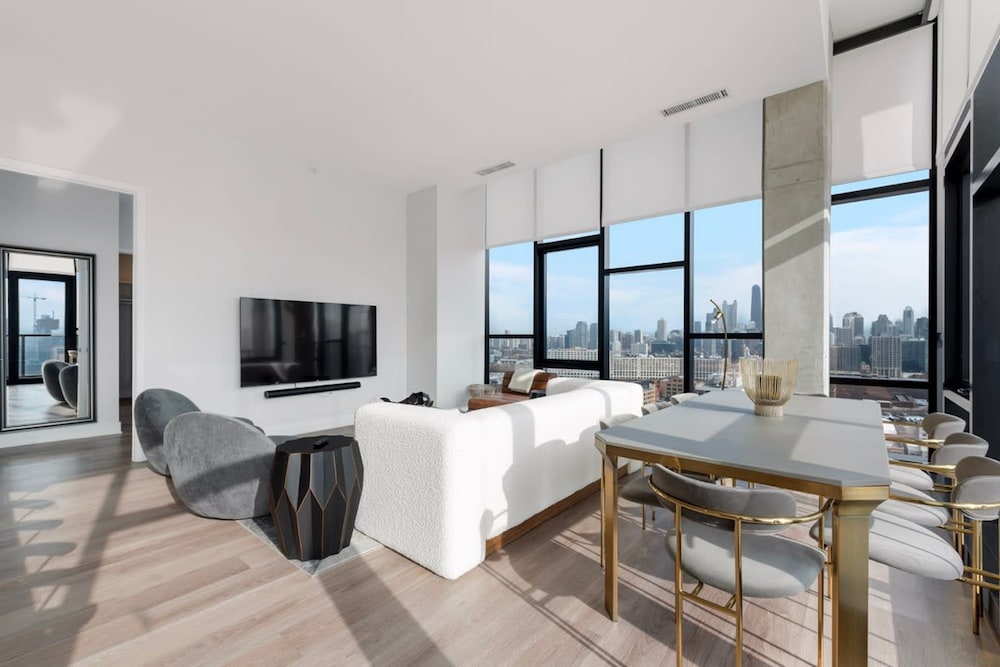 Skyline Penthouse Duo 6 Bedrooms for Large Groups