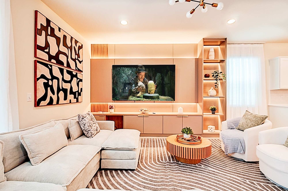 15807 Luxury 8 Bedroom Family Home With Game Room