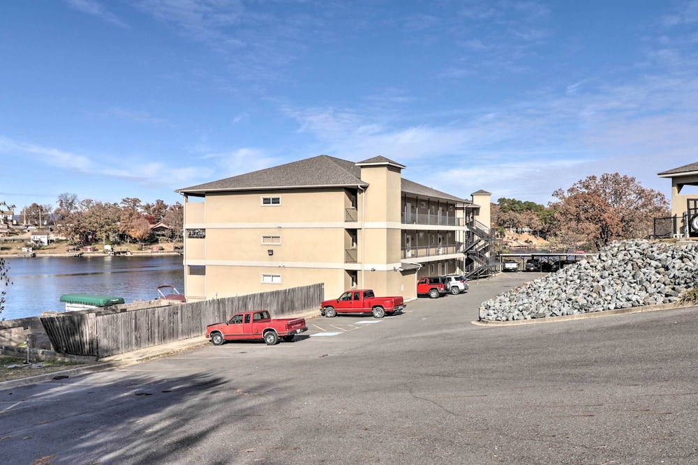 Hotel Hot Springs Condo on Lake Hamilton w/ Pool Access - Image 1