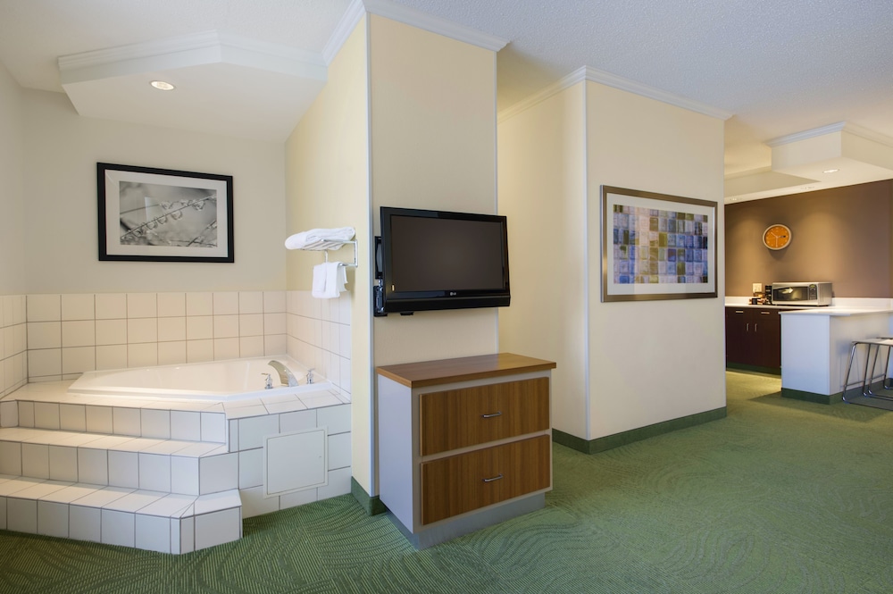 Lawrence Vacations - Springhill Suites by Marriott Lawrence - Property Image 13