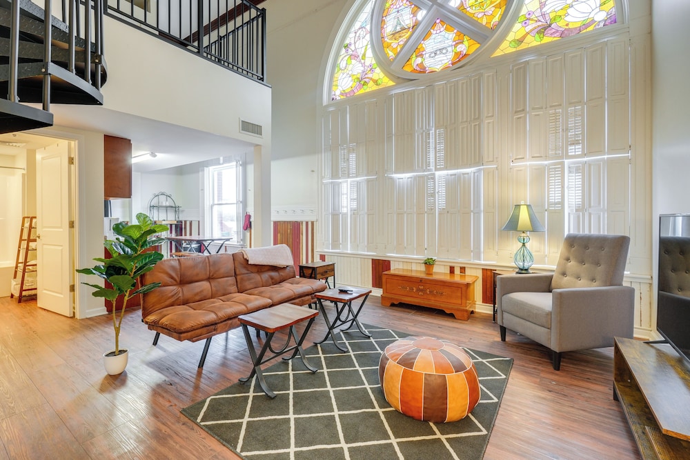 Unique & Stylish Studio Loft in Huntington!