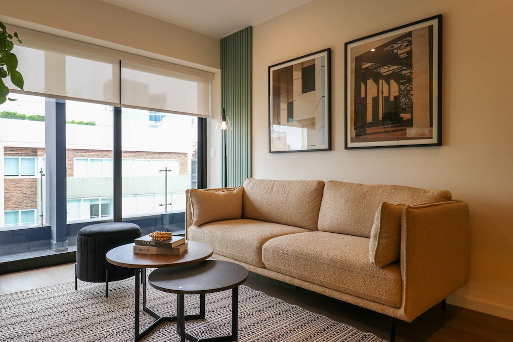 w Elegant 2BR w Balcony Near Larcomar