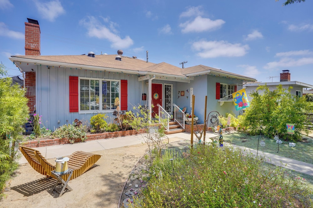 2 Mi to Cal State Long Beach: Bungalow w/ Hot Tub!