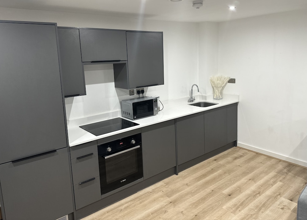 Immaculate 2-bed Apartment in Birmingham view 3