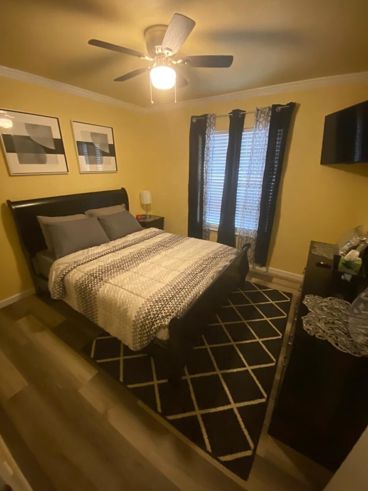 Modern Comfort Near Military Bases & Shopping Walk to Parks & Lakes!
