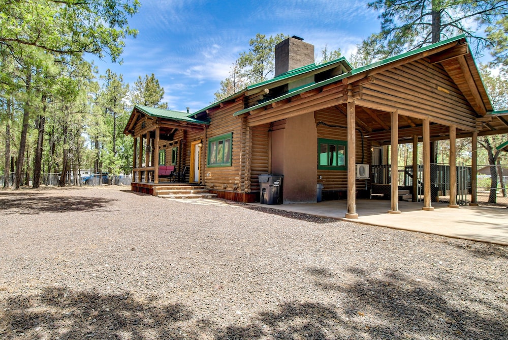 2 Mi to Show Low Lake: Log Cabin w/ Large Yard!