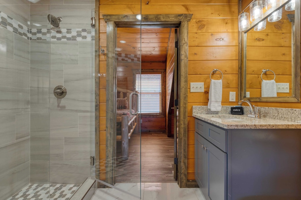 Indoor Pool, Theater, Hot Tub & Mountain Views Near Dollywood Crimson Crest by Avantstay