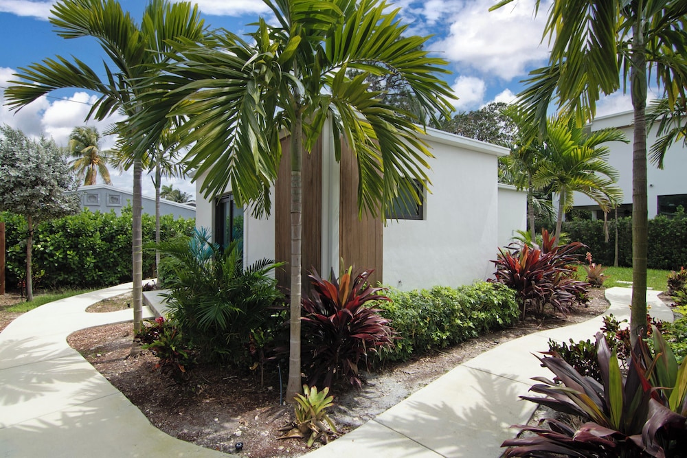 5BR Sleeps 14 w/ In-law Suite & Bbq!