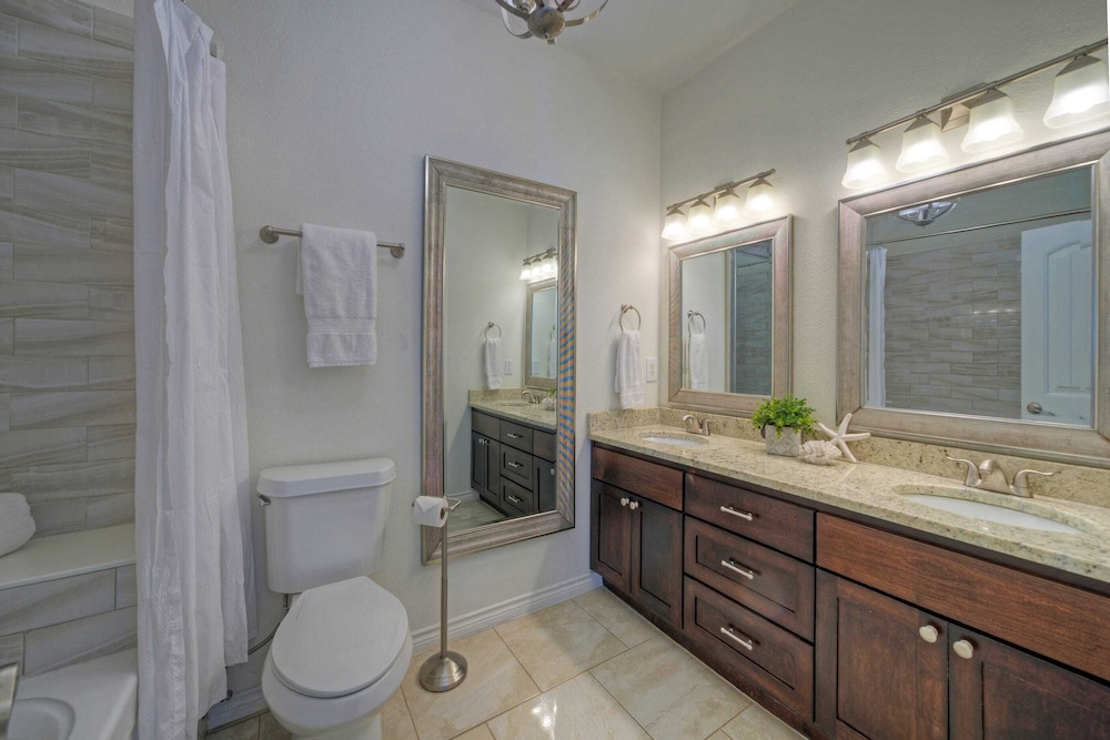 Stylish Condo w/ Pool & Spa Access, Wak to Beach Beach Breeze by Avantstay