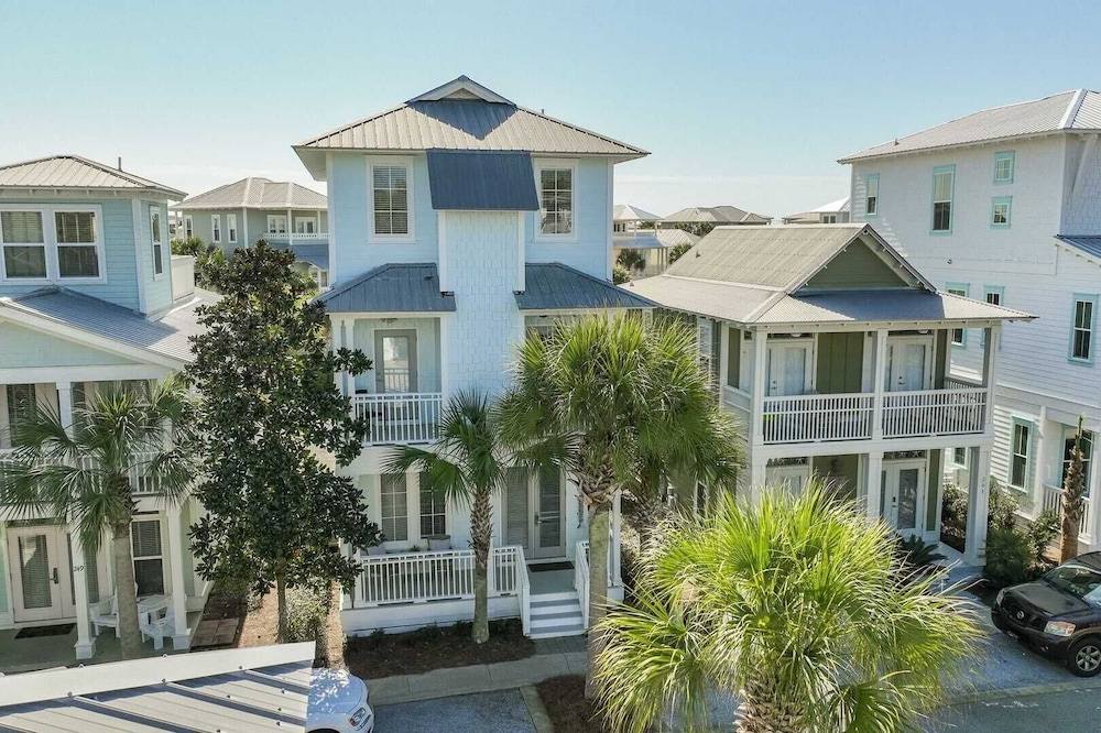 30A Emerald Waters by Avantstay Pool + Bikes + Bonfires
