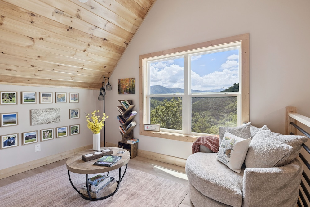 Bear Cheeks 4 Bedroom Cabin