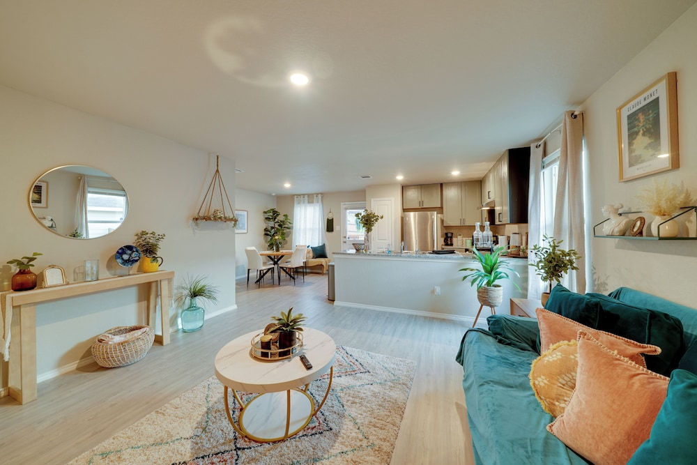 Easy Access to Dtwn San Antonio: Suburban Home