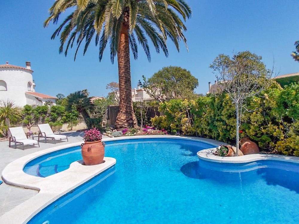 Alluring Holiday Home in Girona With Swimming Pool photo 5