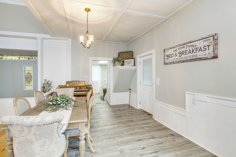 4 Mi to Lake: Unique Family Retreat in Akron Area