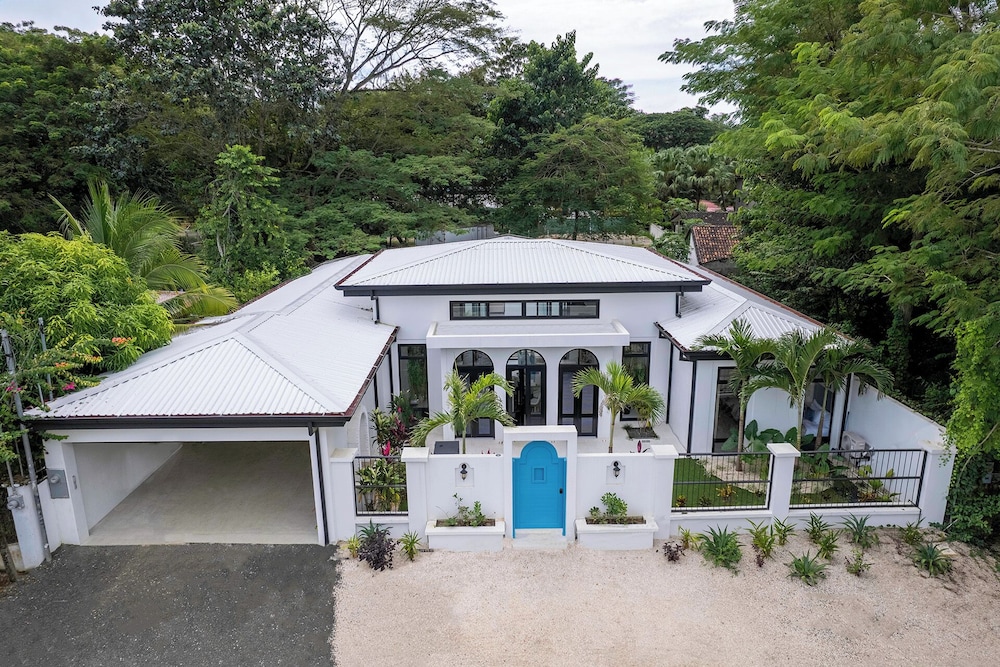 Modern Garden Villa with Private Pool, Outdoor Kitchen & Separate Casita Near Playa Potrero
