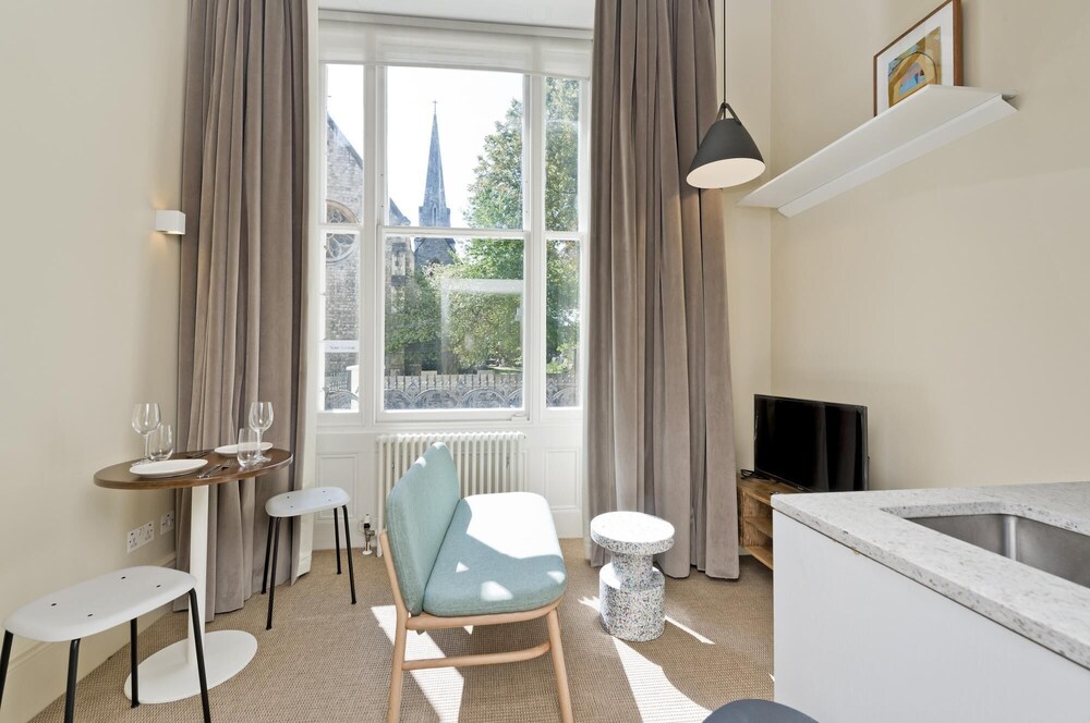 Chic Mezzanine Studio in Historic Camden Terrace