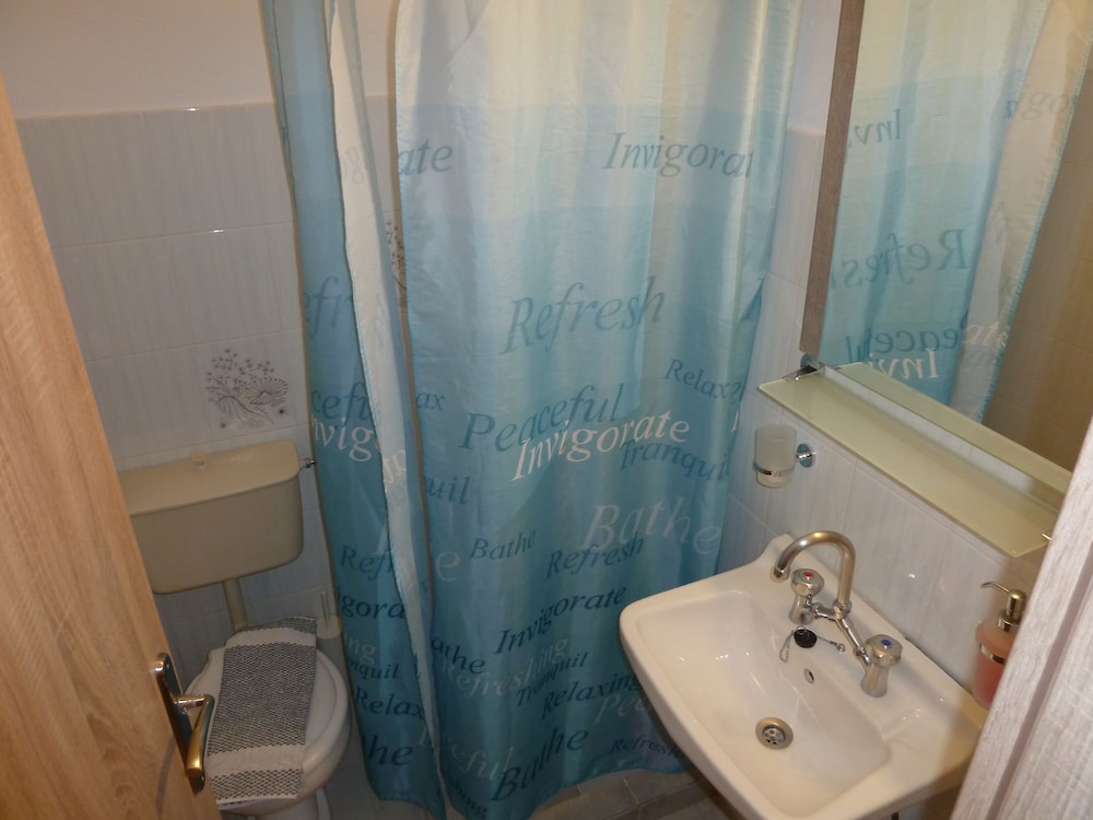 Dedes Apartments