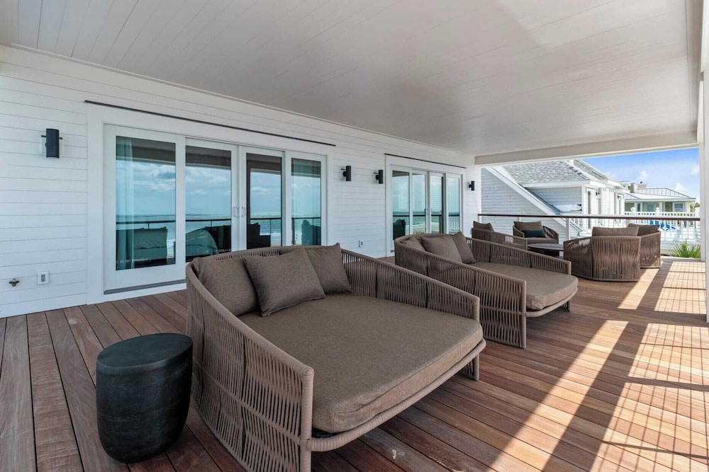 712 Ocean Blvd by Avantstay New Construction w/ Pool, Game Zone, Private Beach Access, and Oceanfront Views