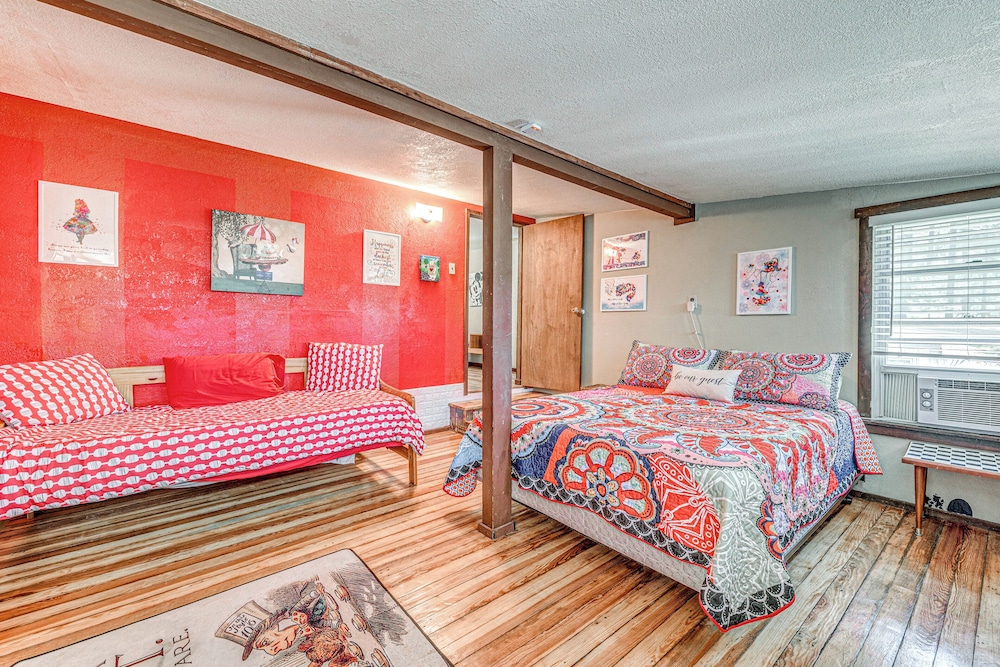 Walk to Downtown Ruidoso: Cozy Wooded Retreat