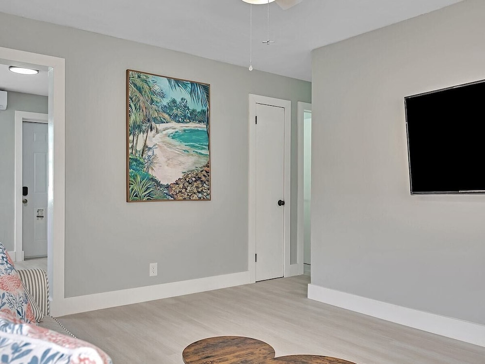 Modern Apt Near Beach Views & Wi-fi