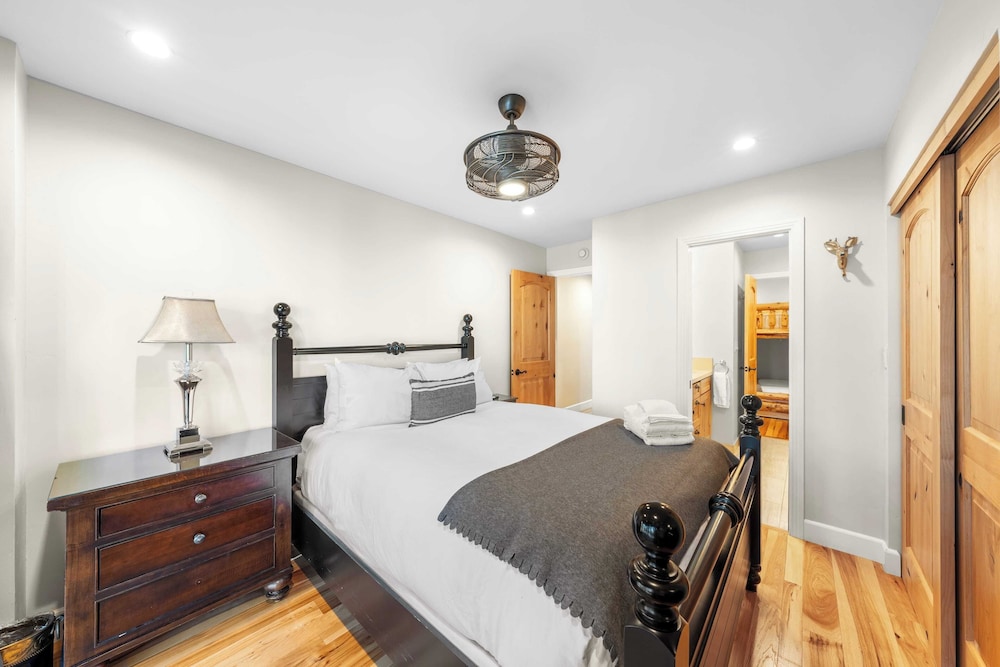 Secluded Incline Village Stay w/ Deck Near Diamond Peak & Lake Cloud 9 and 1/2 by Avantstay