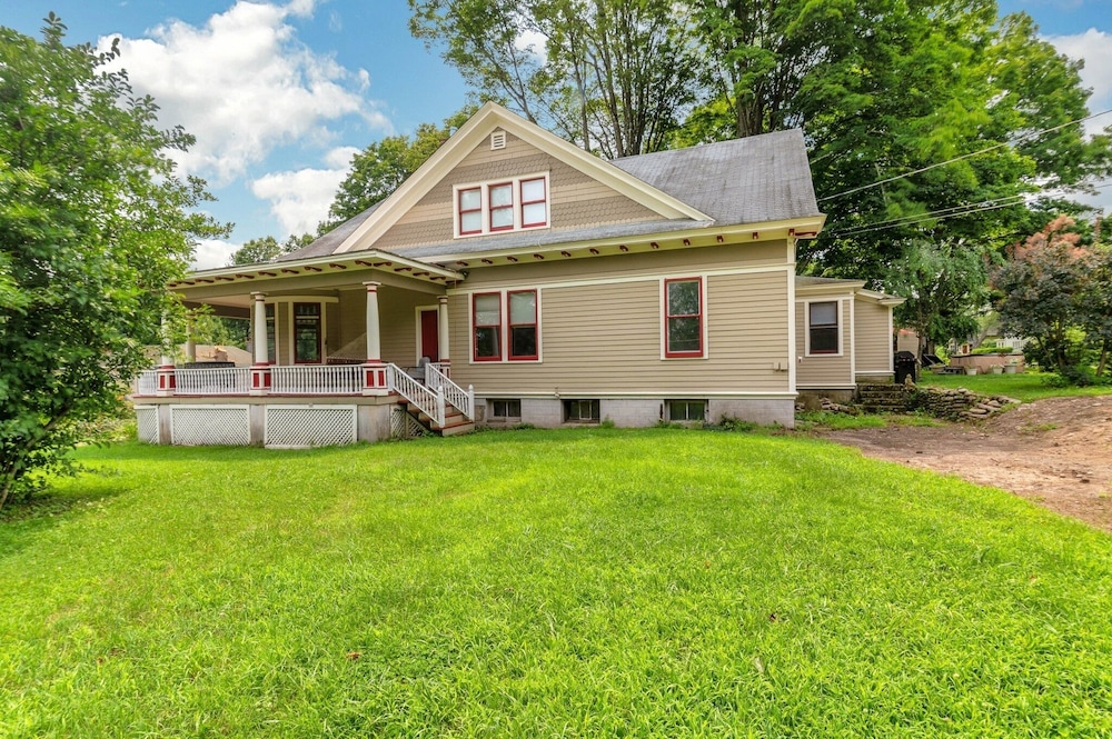 Spacious Victorian Home With Mountain Views And Lots Of Fun Extras!! 5 Bedroom Farmhouse by Redawning - Property Image 18
