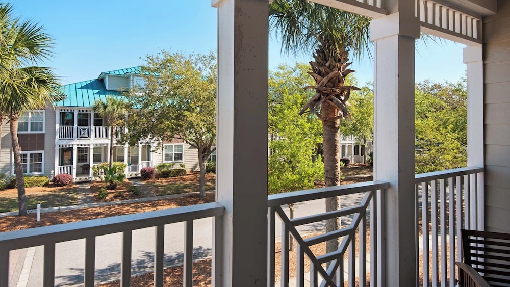 3br/2ba, Sleeps 6, BBQ Grill, Pool, Beach Access + Free Attraction Tickets!