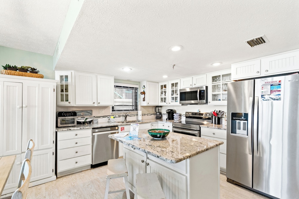 Steps to Paradise: Ground-floor 2br/2ba Beachfront Condo, Sleeps 8, Gulf Views!