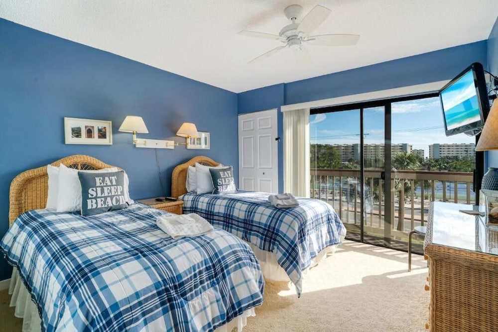 Coastal Lakehouse Condo on Siesta Key Public Beach